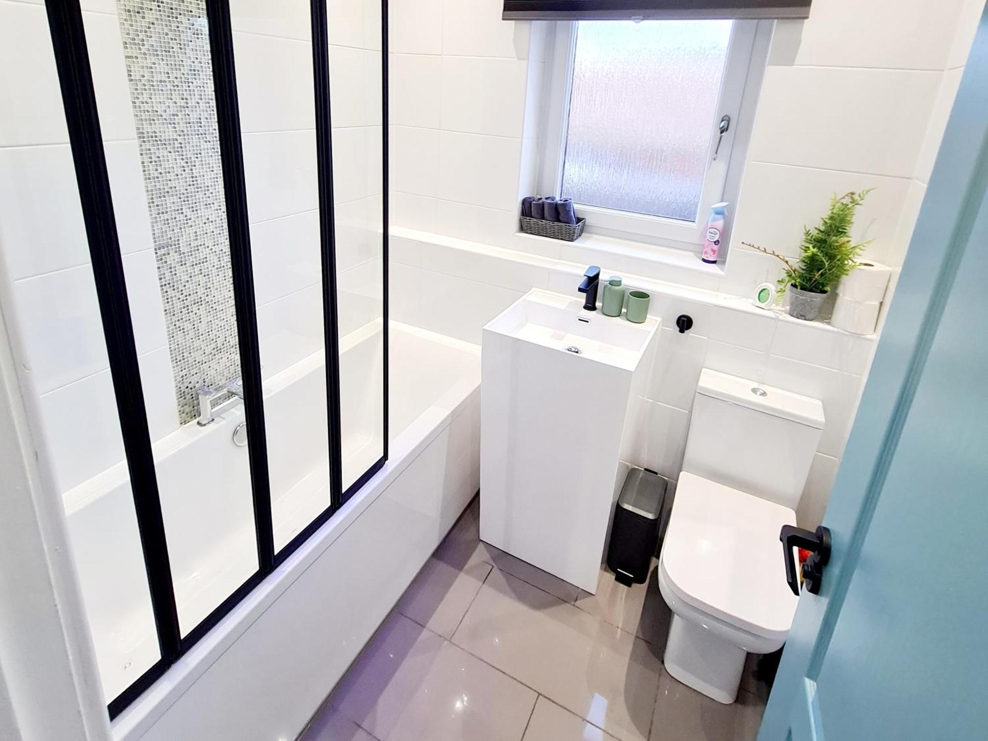 Bright 3Br Walking Distance To Town - Free Parking Apartment Glasgow Exterior photo